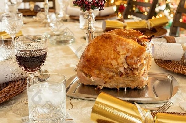 火鸡胸冠可在传统的英国圣诞午餐桌上雕刻