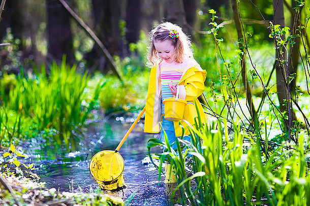 孩子玩在户外学龄前儿童孩子捕捉鱼红色的杆女孩钓鱼森林河夏天