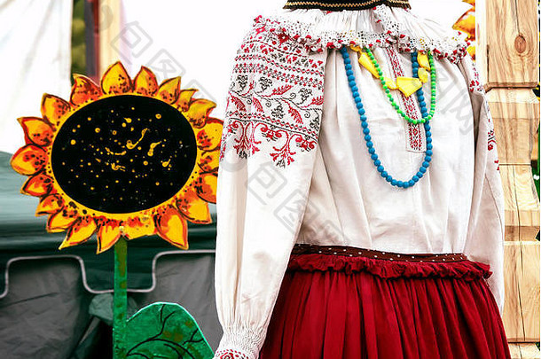 美丽的复古民族服装，用手工刺绣装饰。