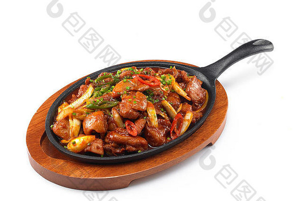韩国风格的牛肉汤，名为Hella buldak，放在木制托盘上的黑色平底锅上