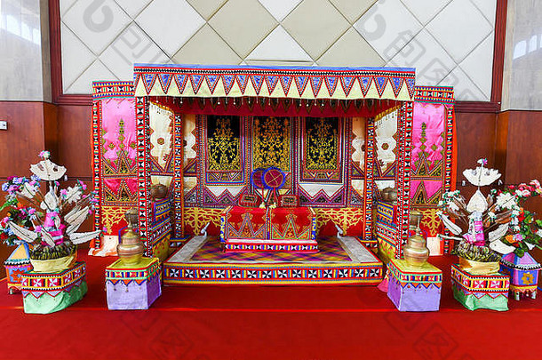 婆罗洲的巴夭族具有异国情调和色彩鲜艳的传统新娘床。