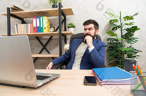 全神贯注地工作。残忍的商人在办公室里用电脑。在电脑上工作的成熟男人。留胡子的时髦人士使用电脑。男老板在工作。永远在线。计算机网络。新项目。