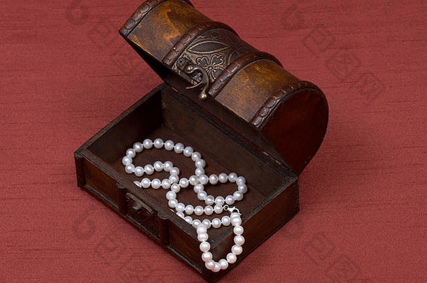 木制复古首饰盒，红色面料背景，配淡水白珍珠项链