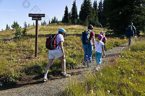加拿大卑诗省曼宁公园的家庭徒步旅行