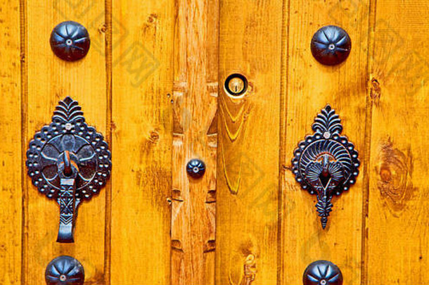 伊朗古色古香的门入口和背景装饰把手