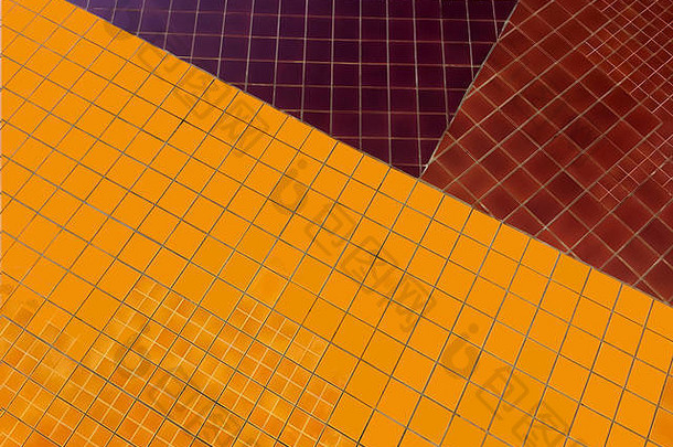 闪亮的深黄色的棕色（的）紫罗兰色的瓷砖墙