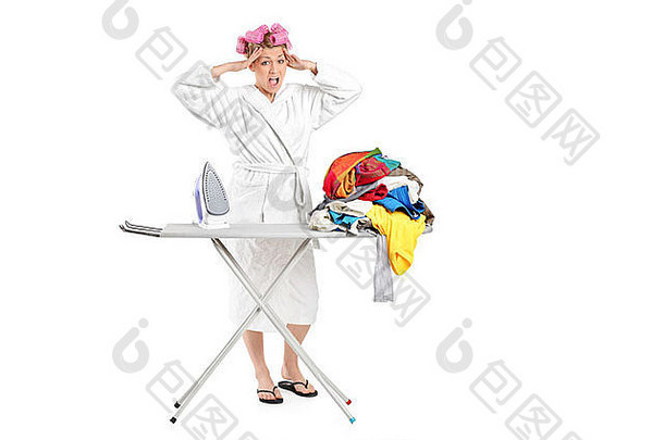 生气家庭主妇熨衣服董事会衣服孤立的白色背景
