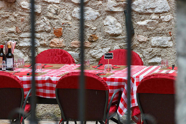 在一家关闭的意大利乡村餐厅的桌子