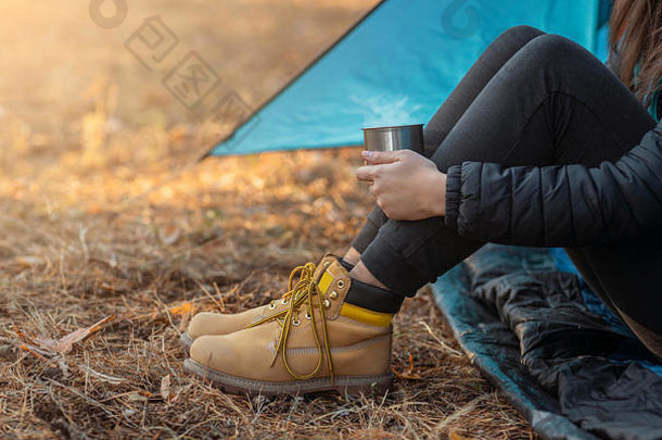 森林里野营的女人穿靴子的腿