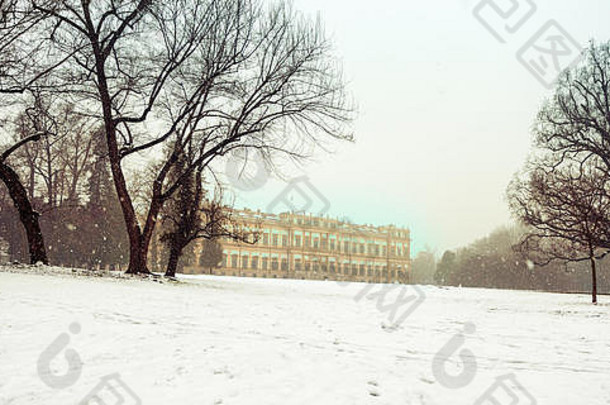 意大利蒙扎，蒙扎公园及其著名的皇家别墅的冬末降雪