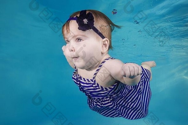可爱的胖乎乎的女孩背心裙潜水水下游泳池