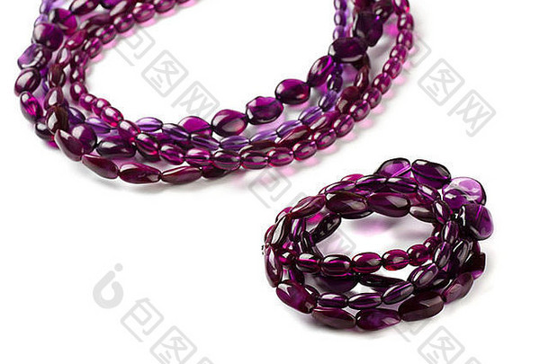 现代紫色的玻璃手镯项链孤立的白色