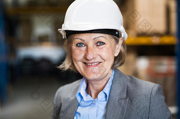 戴白盔的高级女仓库经理或主管。
