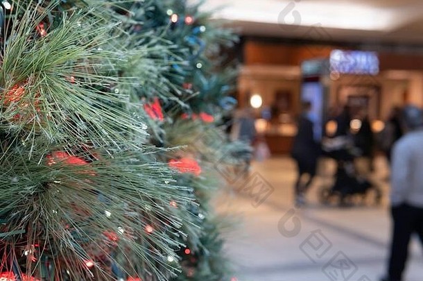 圣诞树在节礼日和<strong>年终</strong>促销期间在购物中心展出