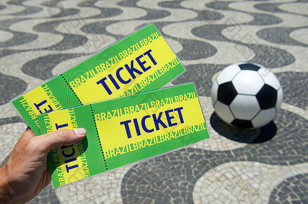 在巴西里约热内卢的科帕卡巴纳木板路上，手持两张巴西足球赛门票