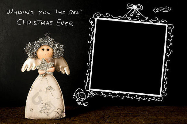 有趣的圣诞相框卡，天使和空相框手工画在黑板上，上面有圣诞贺卡的信息