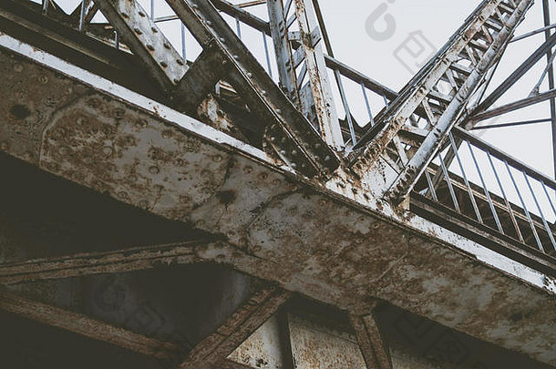 从底部看生锈的铁路桥。