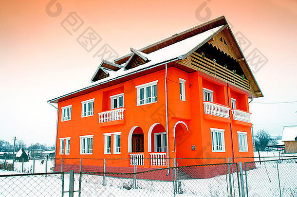 一座明亮的橙色房子，西吉特，罗马尼亚。