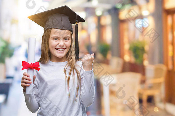 年轻漂亮的女孩戴着毕业帽，在与世隔绝的背景下拿着学位，高声尖叫，自豪地庆祝胜利和成功，非常激动，ch