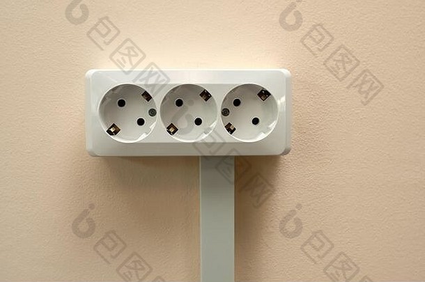 一组白色插座，由三个带接地的标准插座组成