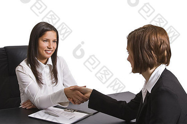 女商人在办公室握手。