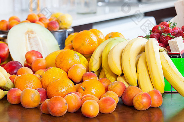 家里餐桌上的成熟水果