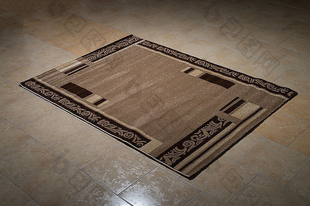 单层棕色地毯叠放在地板上