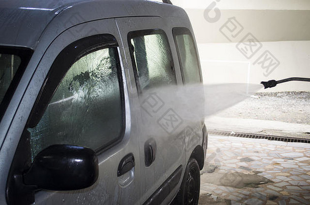 洗车用高压水清洗汽车
