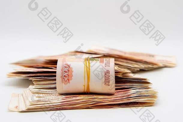 一堆五千卢布和几张拧成一卷，用松紧带绑着。