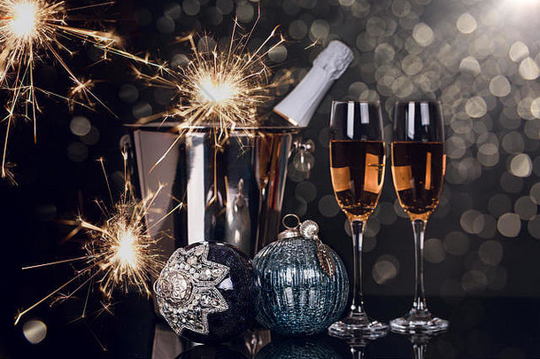 酒眼镜香槟瓶罗马焰火筒圣诞节饰品黑色的背景复制空间快乐圣诞节快乐一年回来
