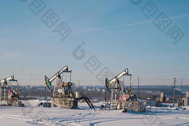 冬季油田的工作油泵