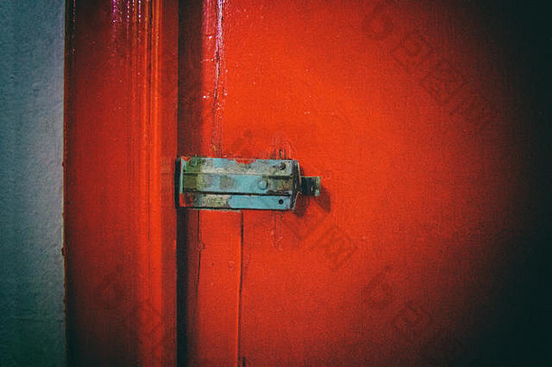 红色的门锁。渐晕效应。