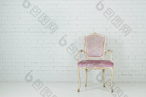 白色空房间里的复古椅子。拷贝空间