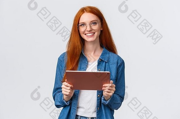 教育人团队合作概念快乐的漂亮的红色头发的人千禧女同事介绍项目团队持有数字平板电脑
