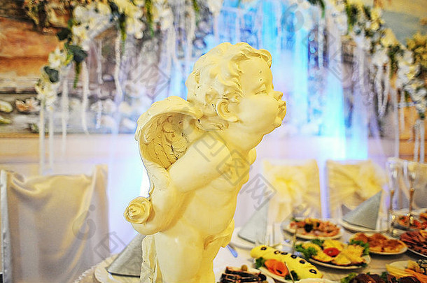 婚礼装饰新婚夫妇餐桌上的爱情天使
