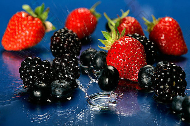大量新鲜夏季水果水果健康食品摘要splash<strong>夏秋</strong>覆盆子覆盆子草莓草莓fres
