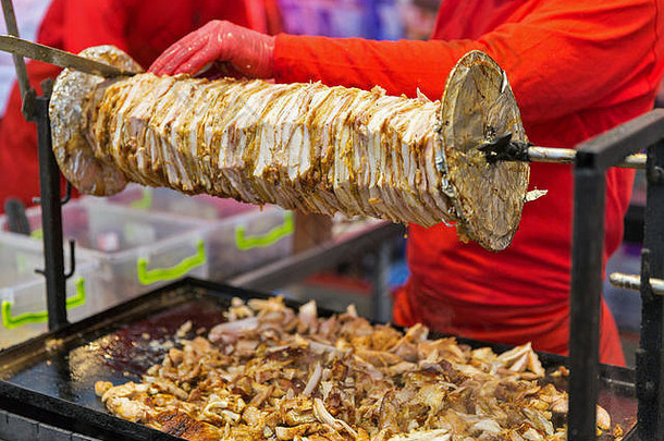 烹饪shawarma肉层<strong>串串</strong>肉扦切碎肉烧烤表面在户外