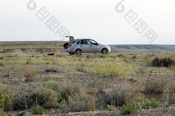 大草原上的汽车。在大自然中休息。哈萨克斯坦。