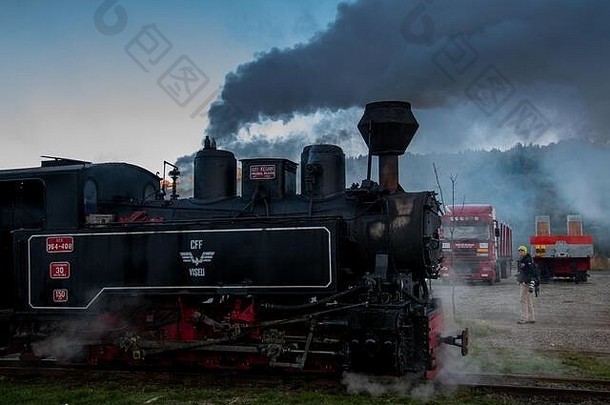 viseus其罗马尼亚10月莫卡尼塔蒸汽机车推动木火两个孩子其开始点运行土著居民的