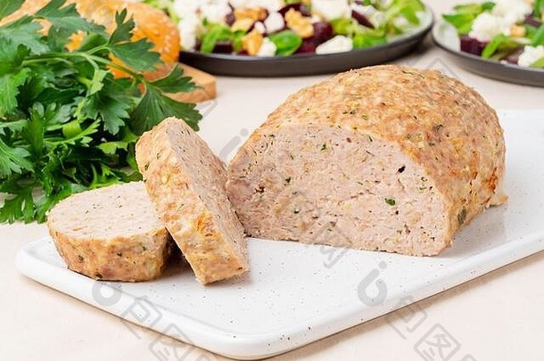 沙锅肉面包烤火鸡地面肉传统的法国美国菜一边视图白色大理石背景