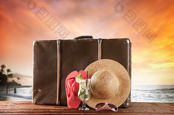 概念夏天旅行手提箱配件模糊海滩背景