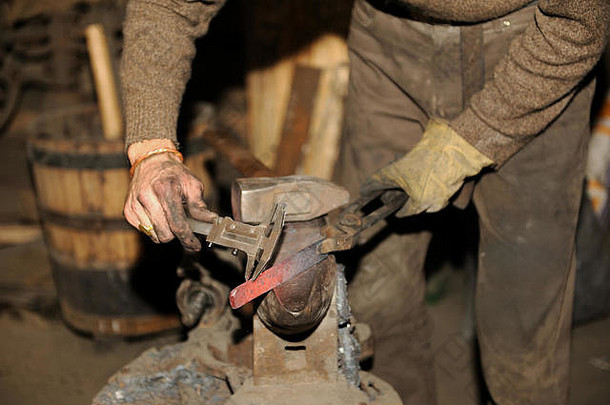 铁匠工作金属锤铁砧打造