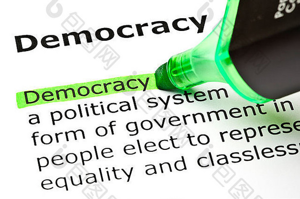 词“民主”突出显示绿色感觉提示笔