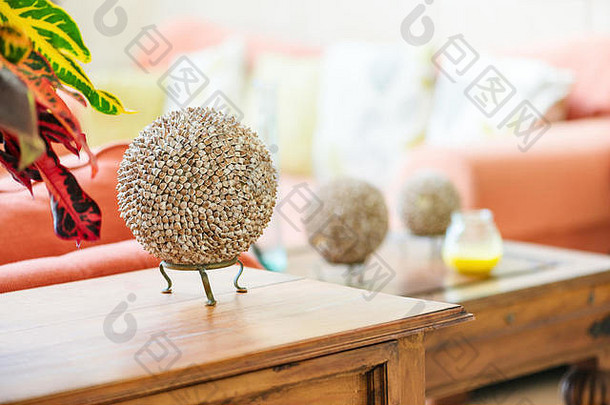 现代家居内部客厅细节桌面工艺物品上的贝壳球