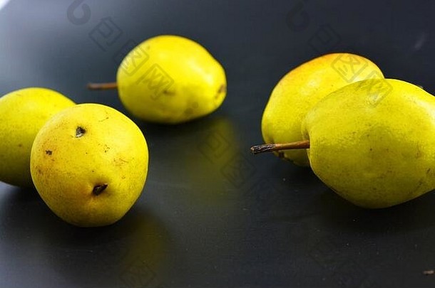 明亮的美味的多<strong>汁</strong>的梨绿色红色的黄色的颜色位于黑色的塑料背景适当的营养健康的新鲜的水果一天