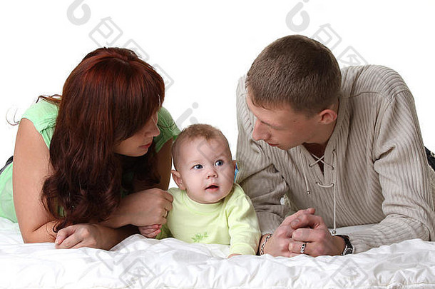 年轻的父母正在看着一个漂亮的小婴儿