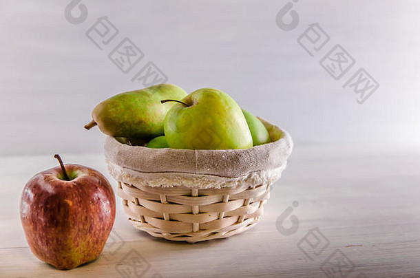 概念：白色背景上有空间的篮子中无塑料新鲜水果