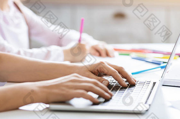 女人打字移动PC键盘女儿家庭作业
