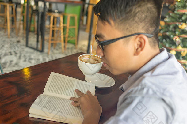 在咖啡馆看书和喝咖啡