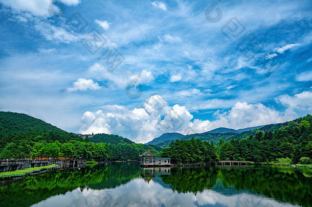 中国庐山芦林湖上的蓝天